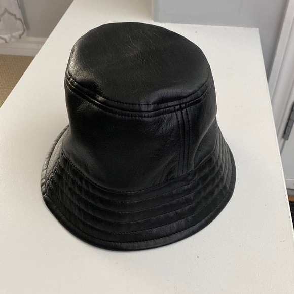 ❗️SOLD❗️ARITZIA Babaton Sandra Faux Leather Bucket Hat Size S/M - Picture 3 of 7